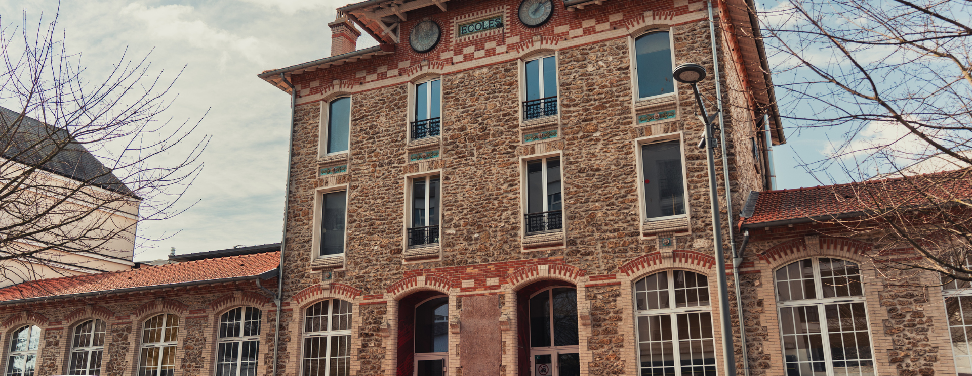 façade de bâtiment ancien en pierre et briques