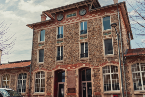 façade de bâtiment ancien en pierre et briques