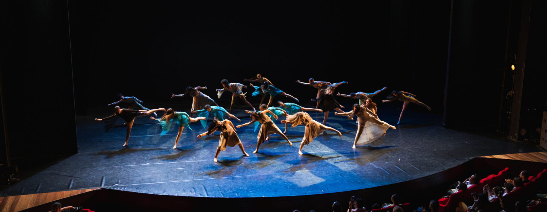 groupe de jeunes filles en tenue de danse performants sur scène lors d'un spectacle