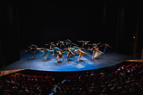 groupe de jeunes filles en tenue de danse performants sur scène lors d'un spectacle