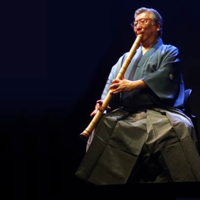 un homme en kimono bleu et gros jouant du Shakuhachi - Agrandir l'image, fenêtre modale