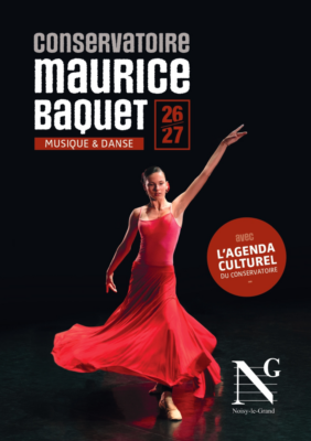 jeune femme qui danse sur scène en robe rouge